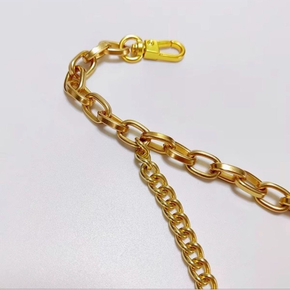 Anthropologie Fashion Tassel Gold Chain Belt with mini Bag Trendy!

Mini Bag - Picture 5 of 11